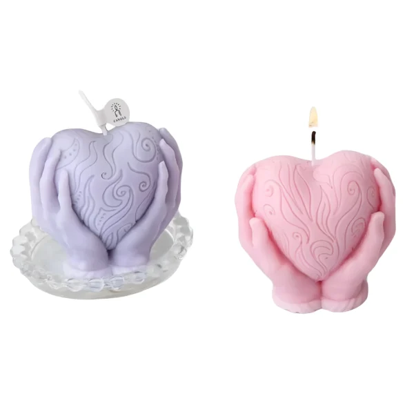 قالب قلب بين كفين شموع